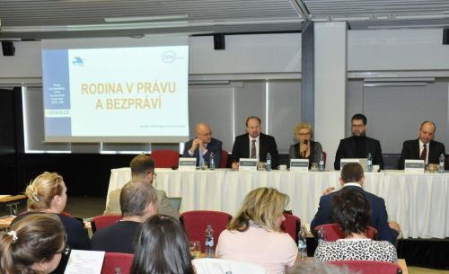 Hlavní panel konference Rodina v právu a bezpráví